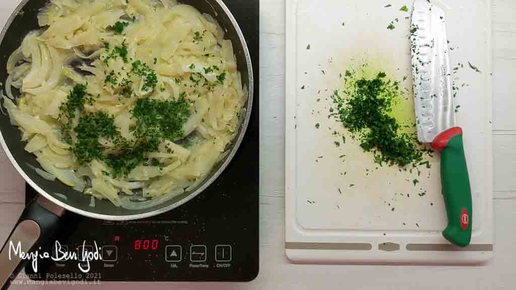 cucinare finocchi in padella con prezzemolo e aglio