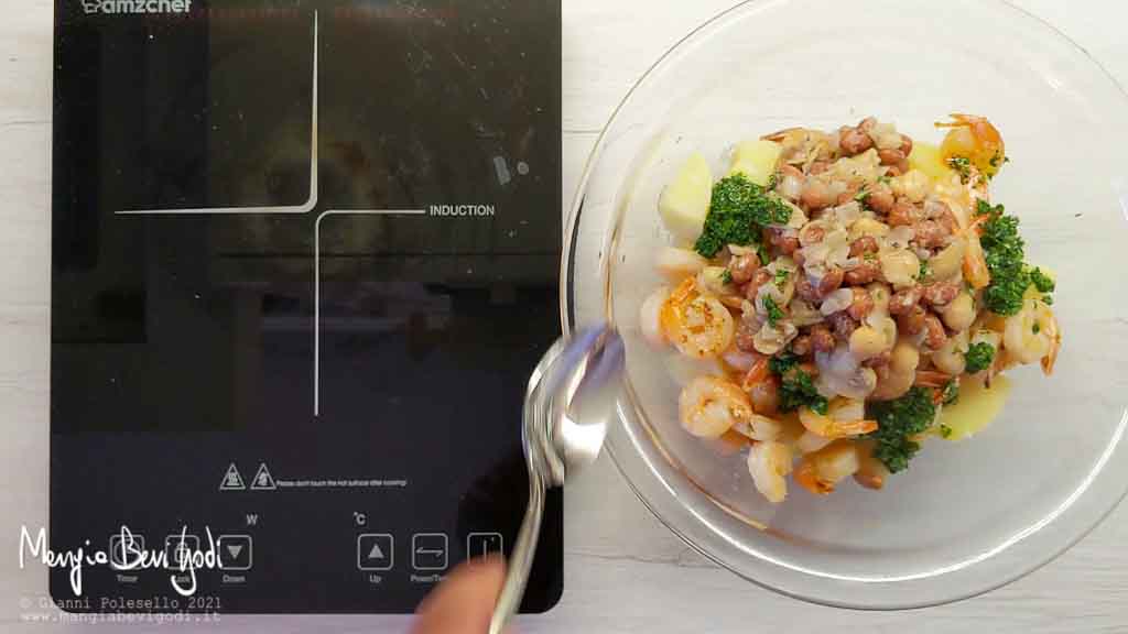 mescolare insalata di gamberi e patate in una ciotola