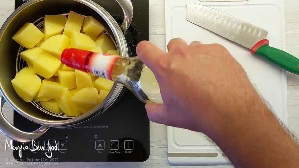 tagliare e cuocere le patate in pentola a pressione