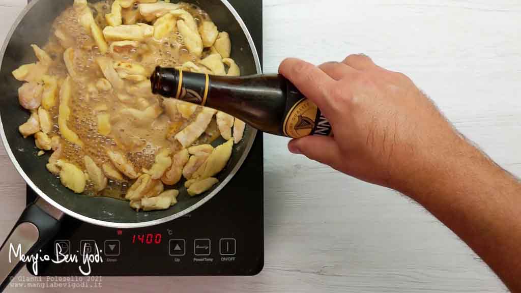 Cottura straccetti di pollo con la birra