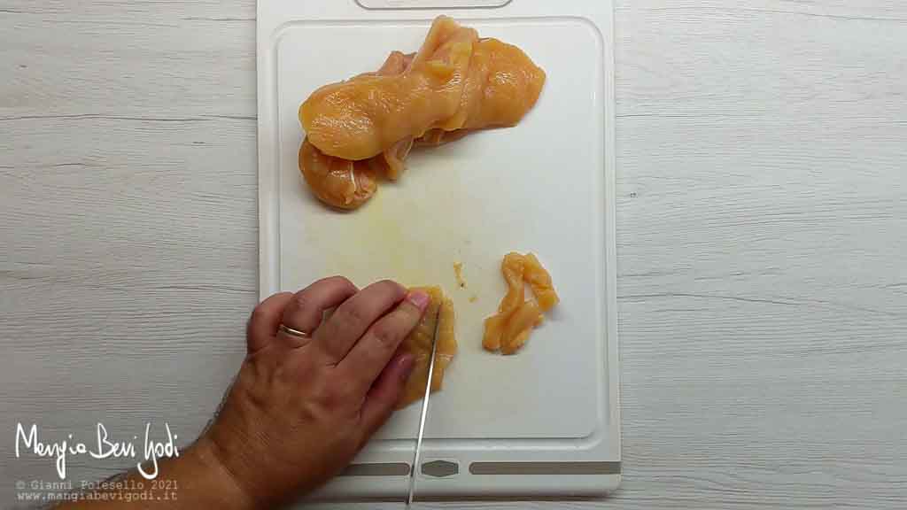 Tagliare il pollo a striscioline