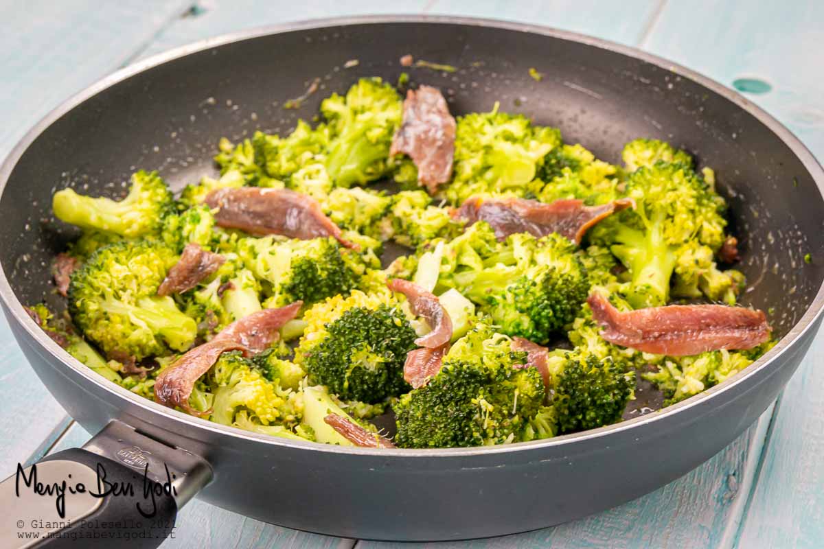 Broccoli in padella con acciughe