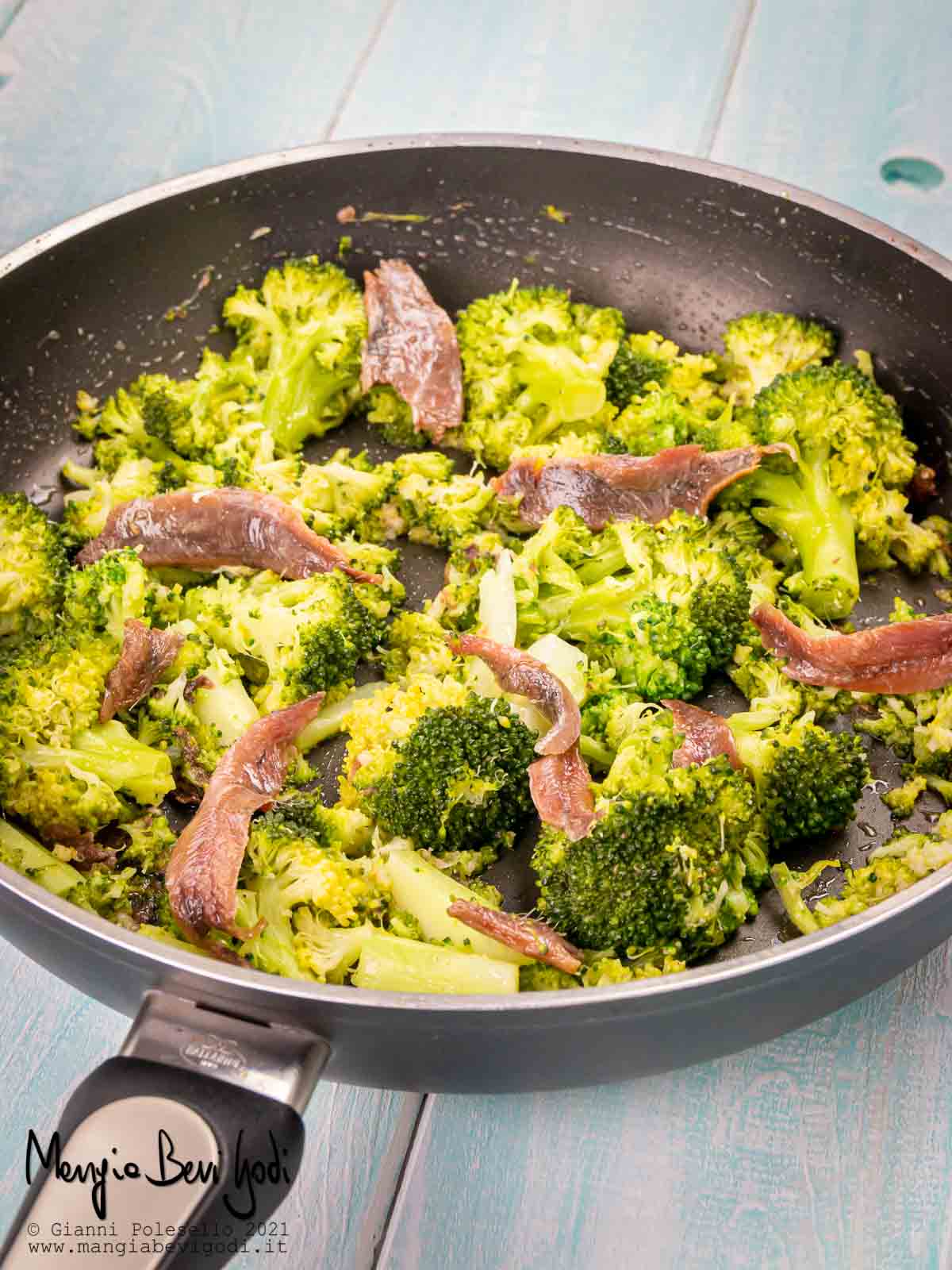 Broccoli in padella con acciughe