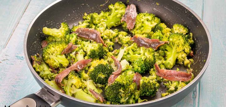 Broccoli in padella con acciughe