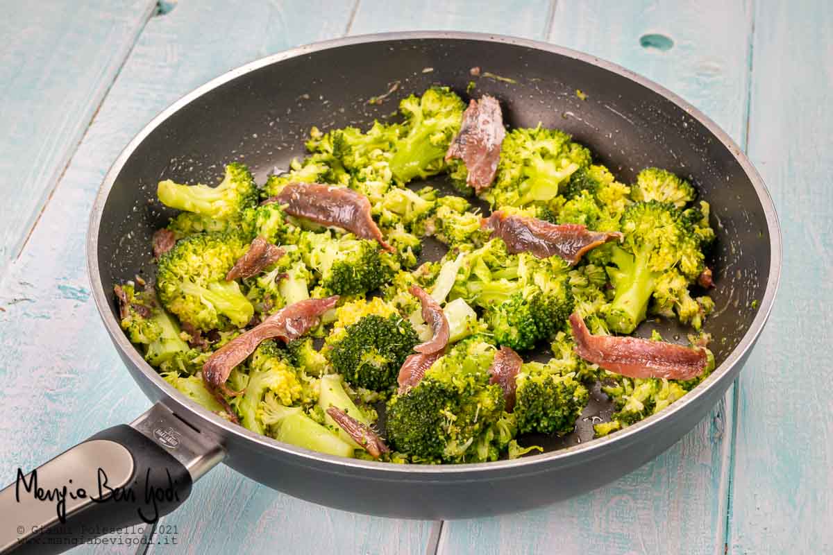 Broccoli in padella con acciughe