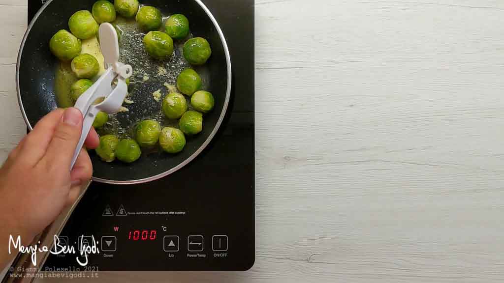 Cottura cavolini di Bruxelles in padella con aglio