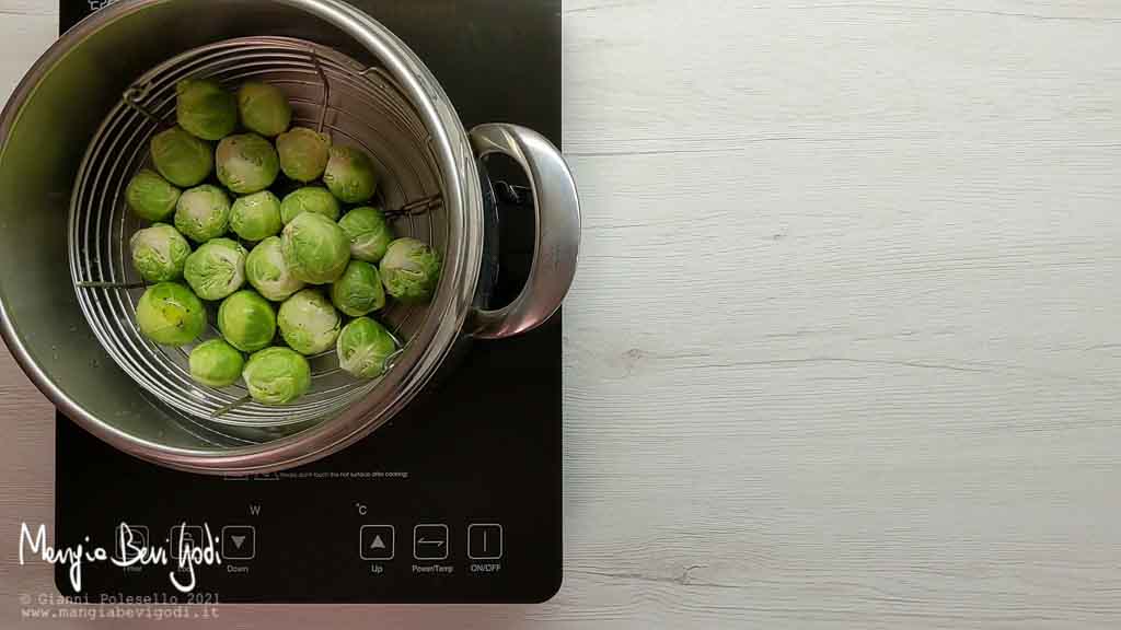 Cottura cavoletti di Bruxelles a vapore in pentola a pressione