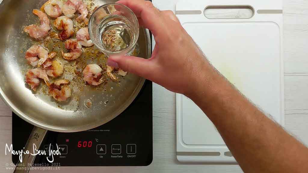 cottura gamberi in padella con pancetta e vino