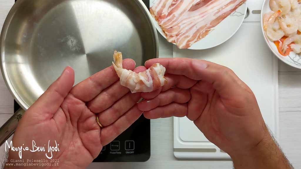 avvolgere le code di gambero con la pancetta