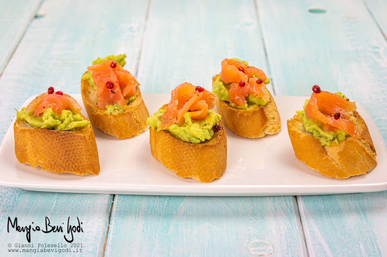 crostini con salmone e avocado