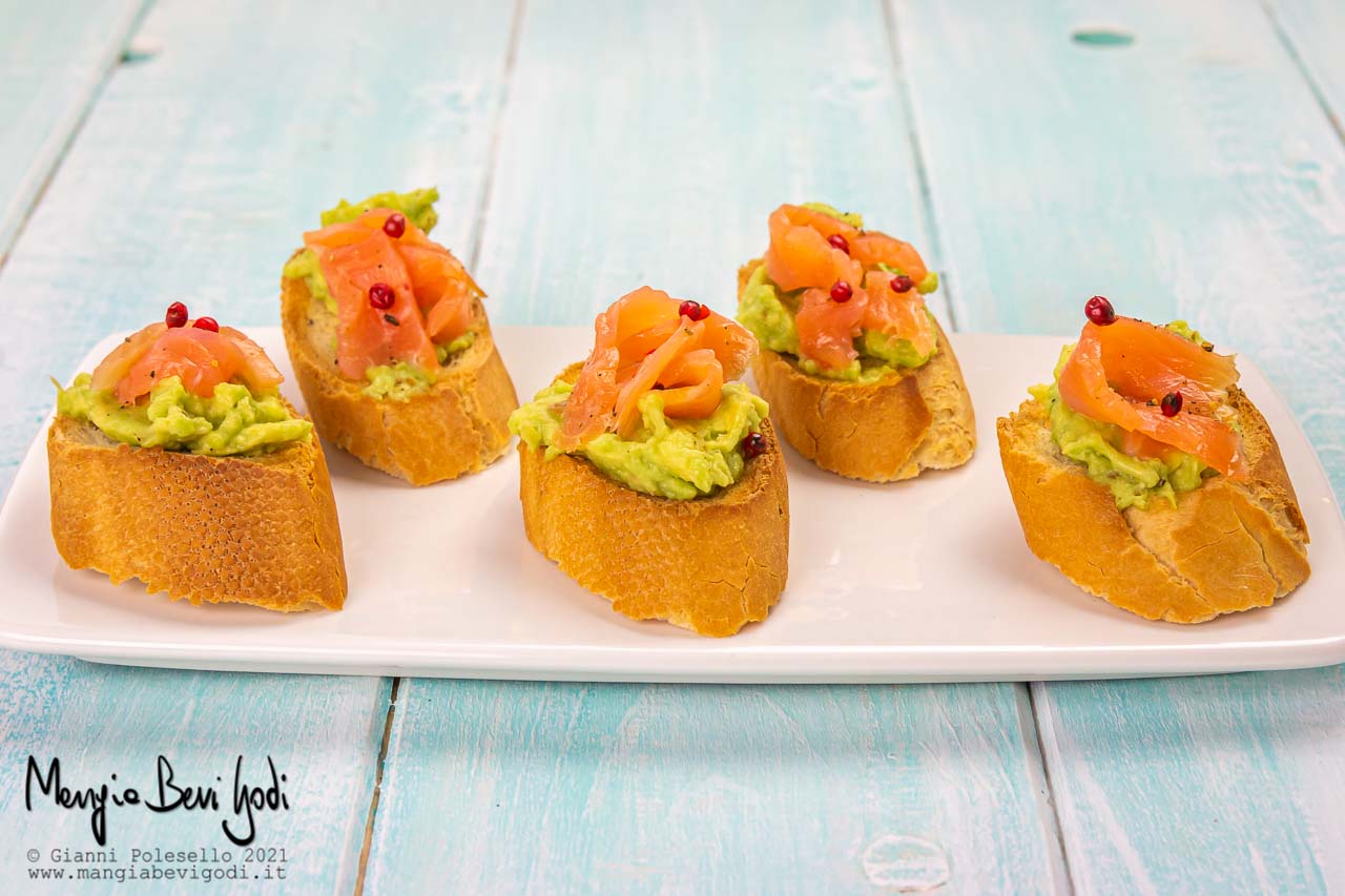 crostini con salmone e avocado