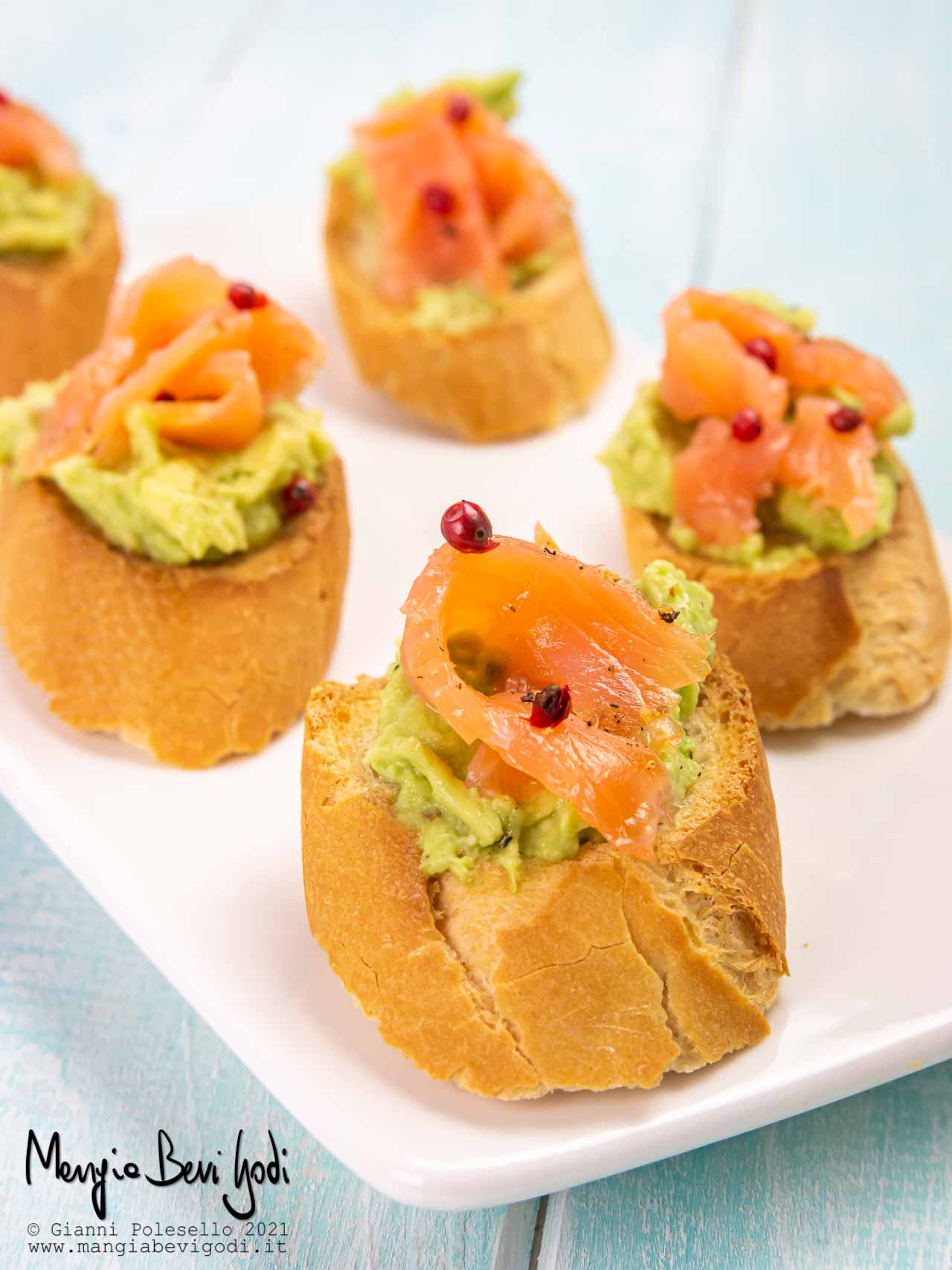 crostini con salmone e avocado