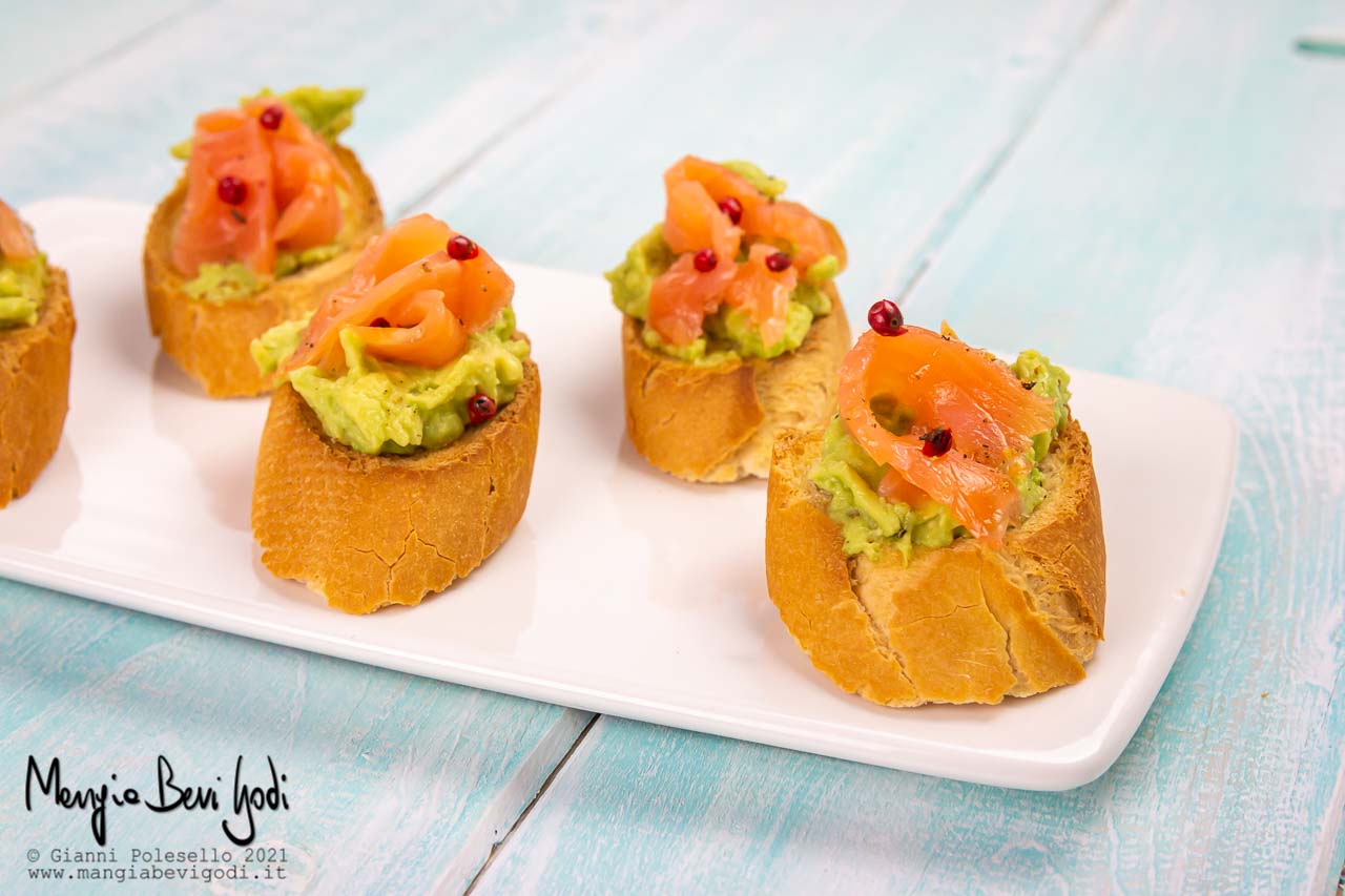 crostini con salmone e avocado