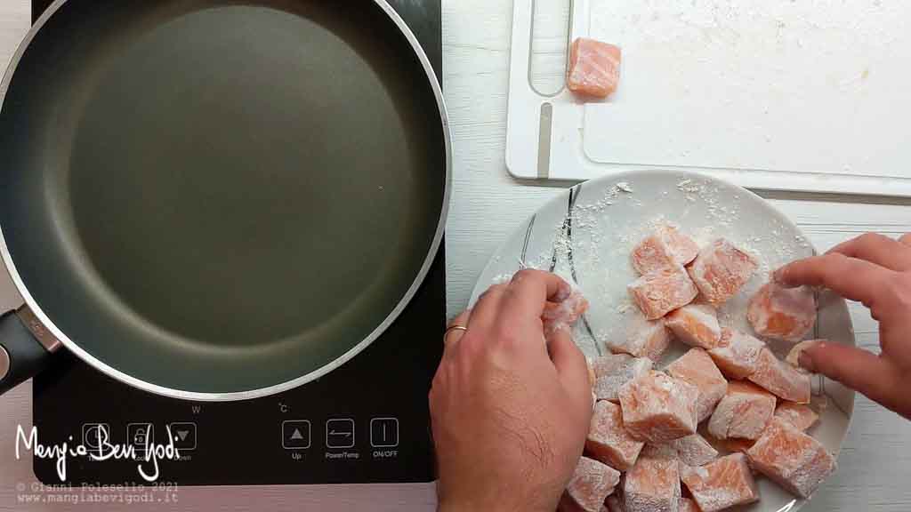 infarinare i bocconcini di salmone