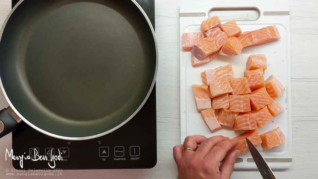 tagliare a cubetti il salmone