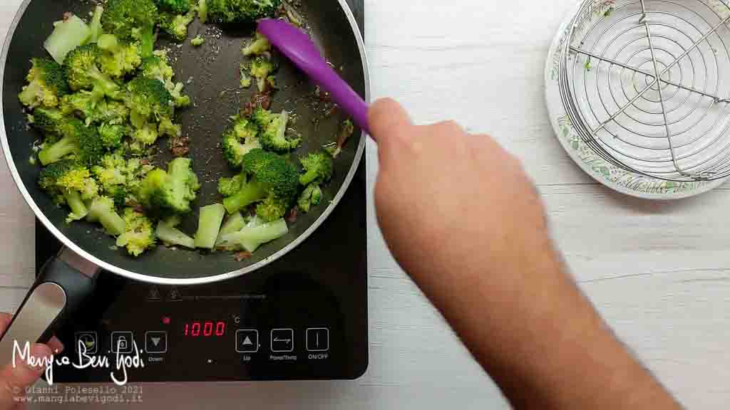 Broccoli in padella con acciughe