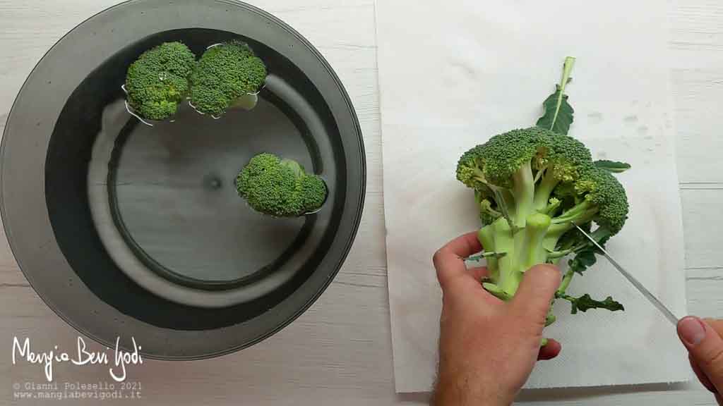 Lavare e tagliare i broccoli