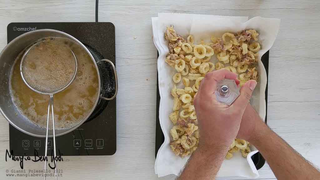 aggiungere il sale alla frittura di calamari