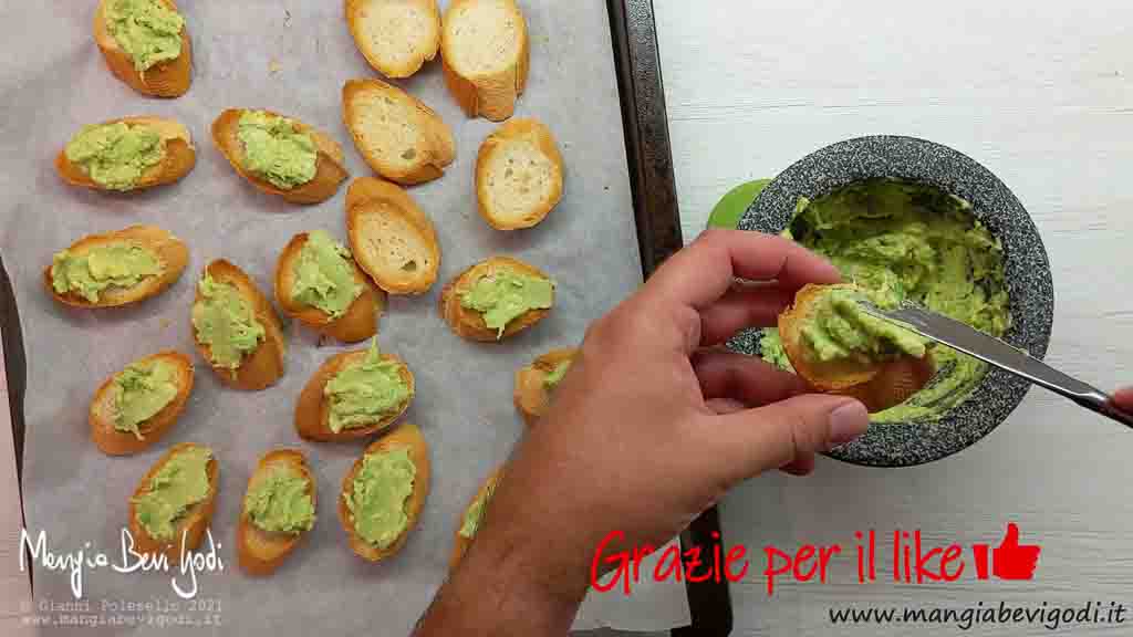 spalmare i crostini con l'avocado