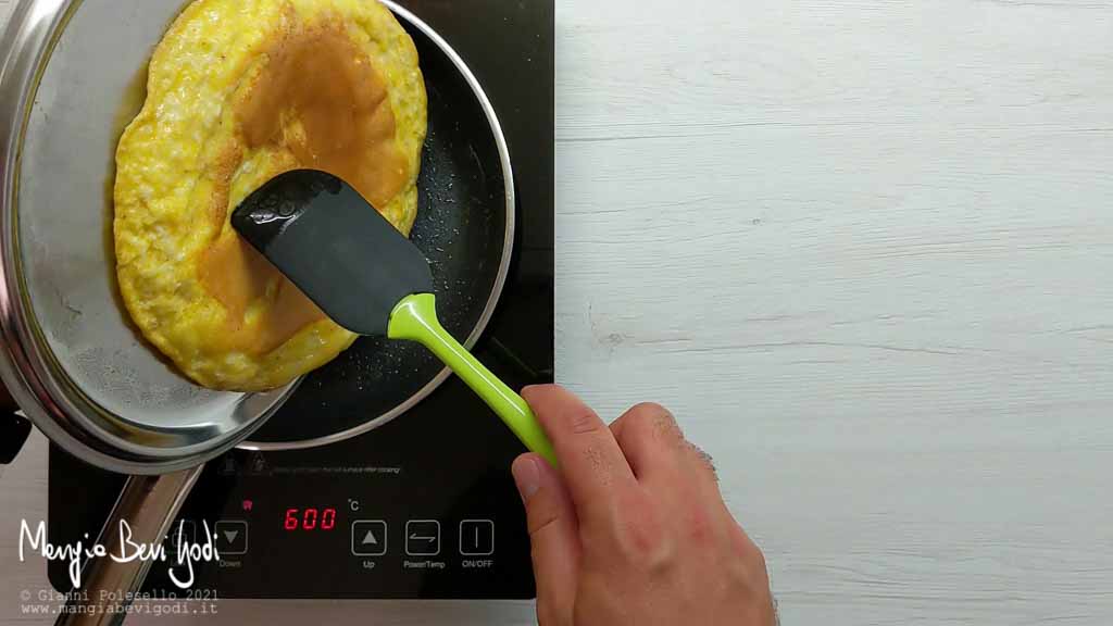 girare la frittata aiutandosi con il coperchio