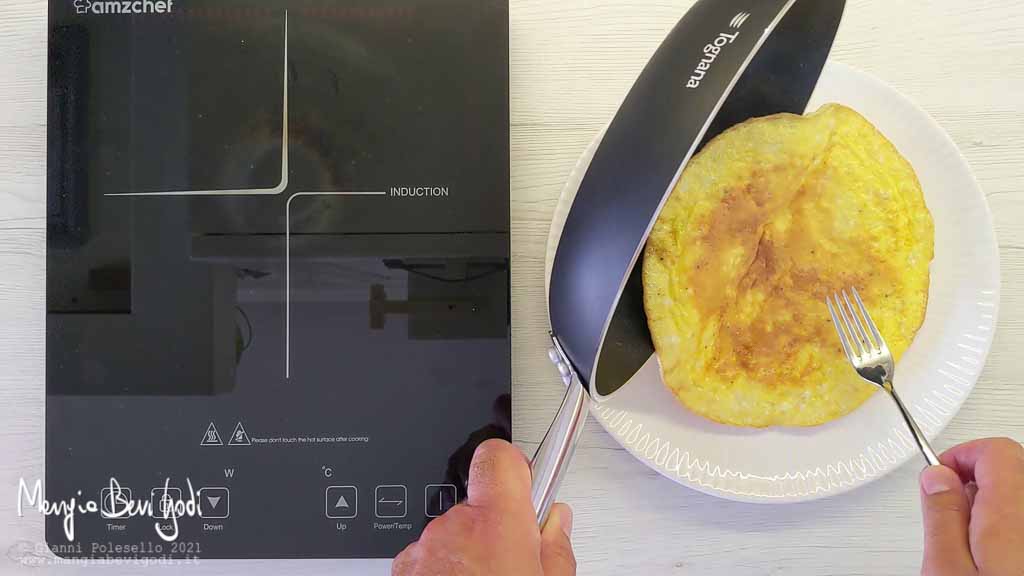 trasferire la frittata nei piatti