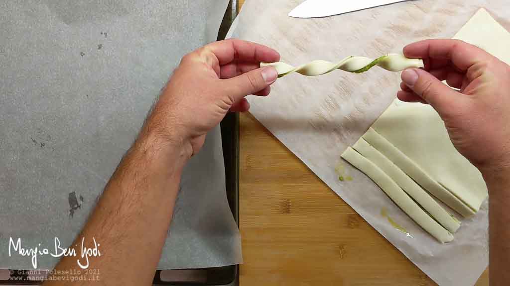 arrotolare i grissini di pasta sfoglia