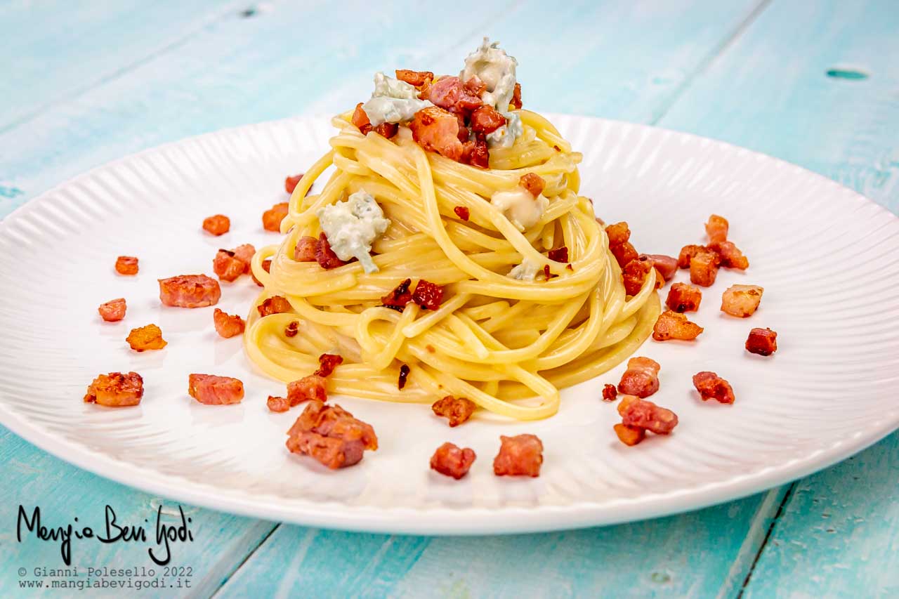 Pasta con gorgonzola e pancetta