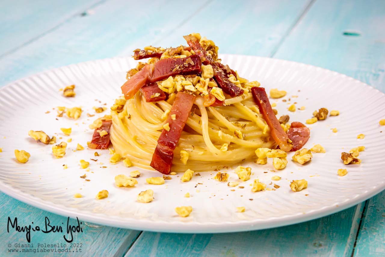 pasta con speck, noci e gorgonzola