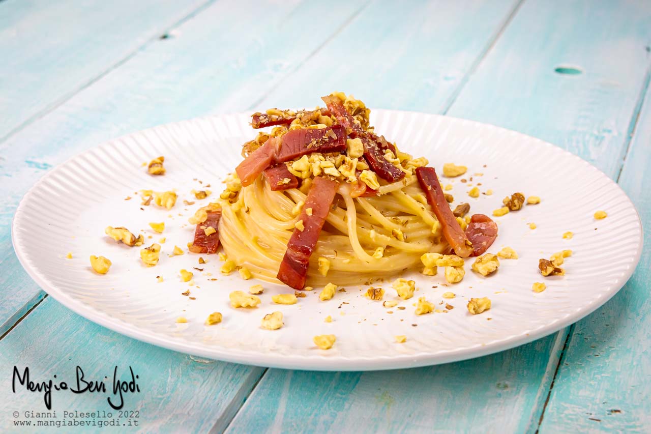 pasta con speck, noci e gorgonzola