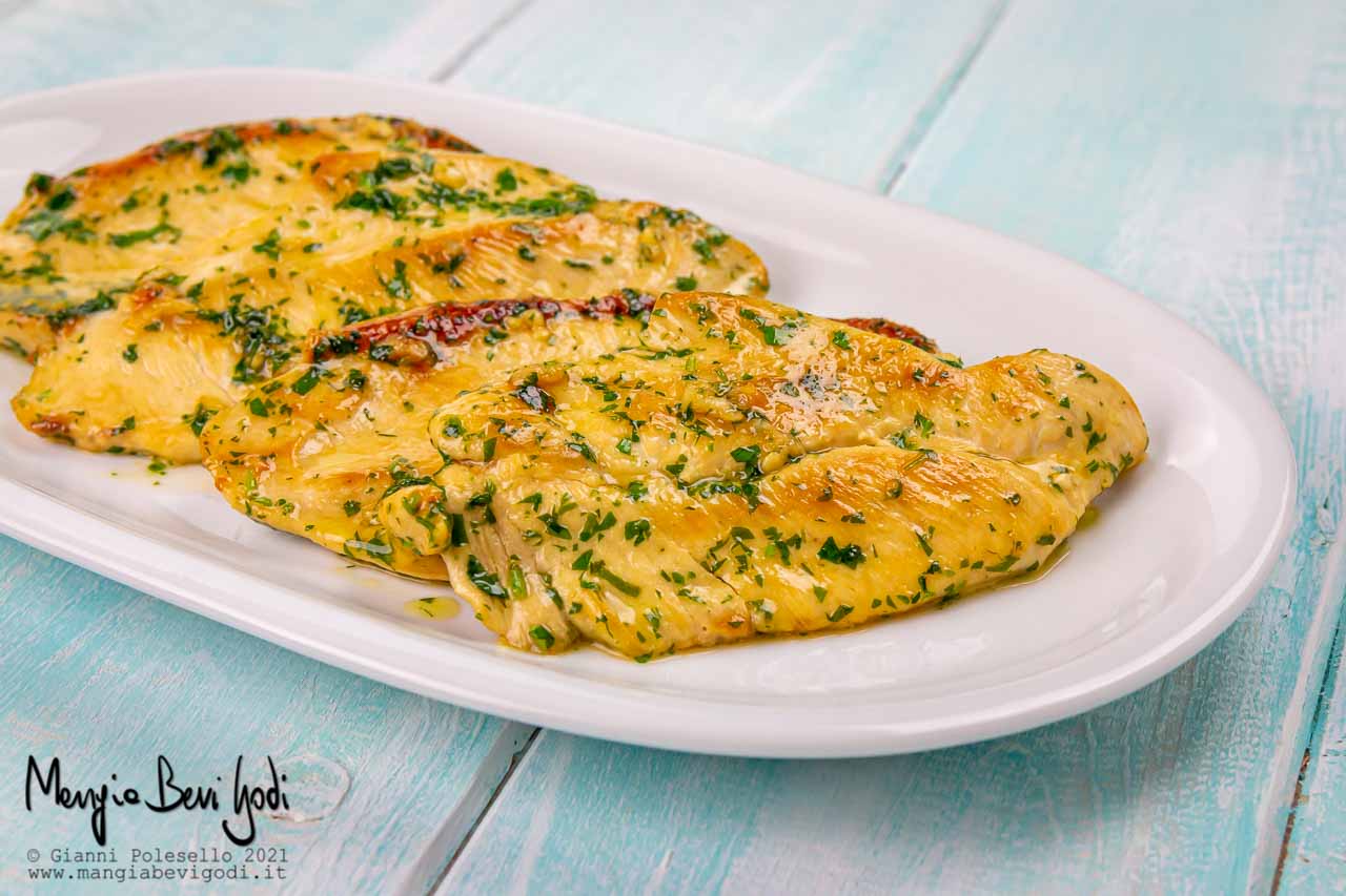 Pollo in padella con aglio e prezzemolo