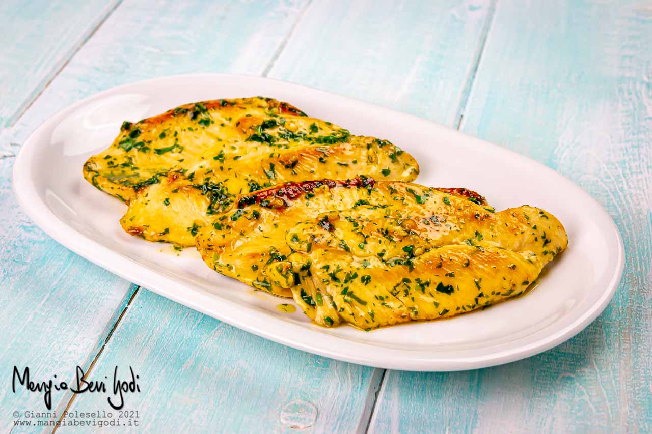 Pollo in padella con aglio e prezzemolo