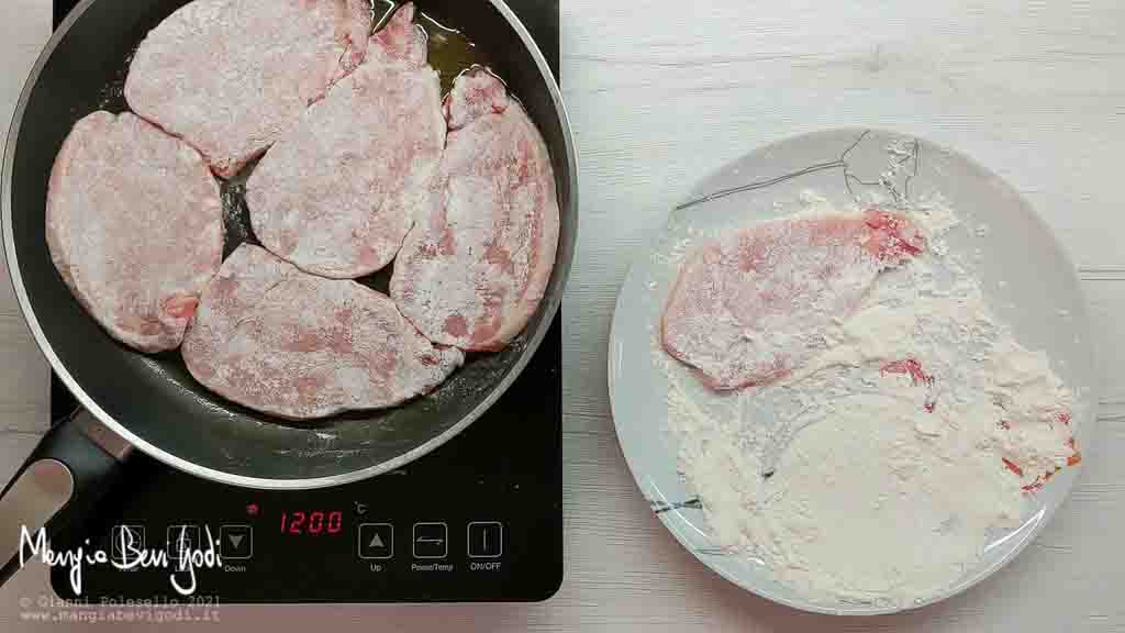 Rosolare le fettine di lonza in padella