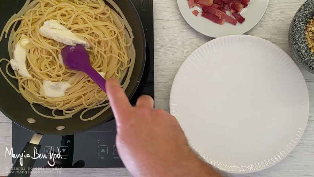 mantecare gli spaghetti con il gorgonzola