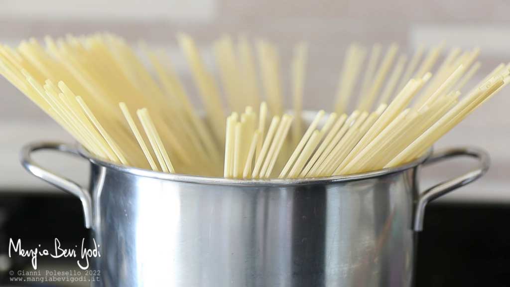 Immergere gli spaghetti in acqua bollente