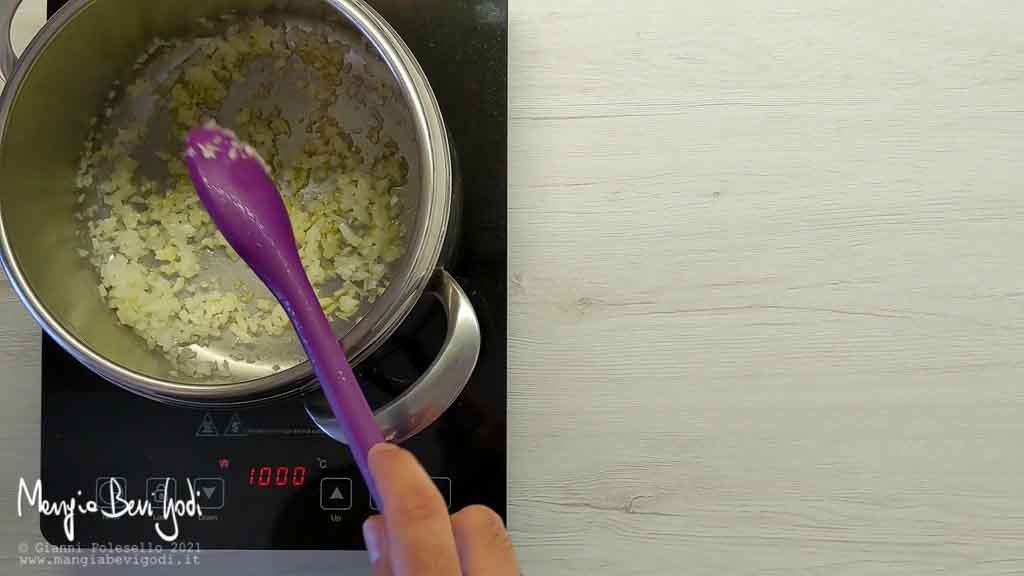 Soffriggere la cipolla e tostare il riso