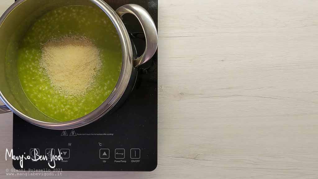 mantecare il risotto di piselli con il parmigiano