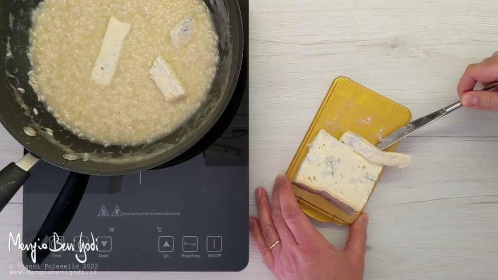 mantecare il risotto ai totani con il gorgonzola