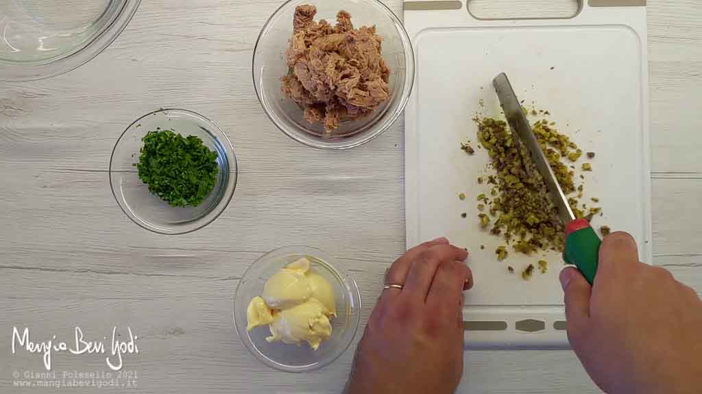 tritare o frullare acciughe, olive e capperi