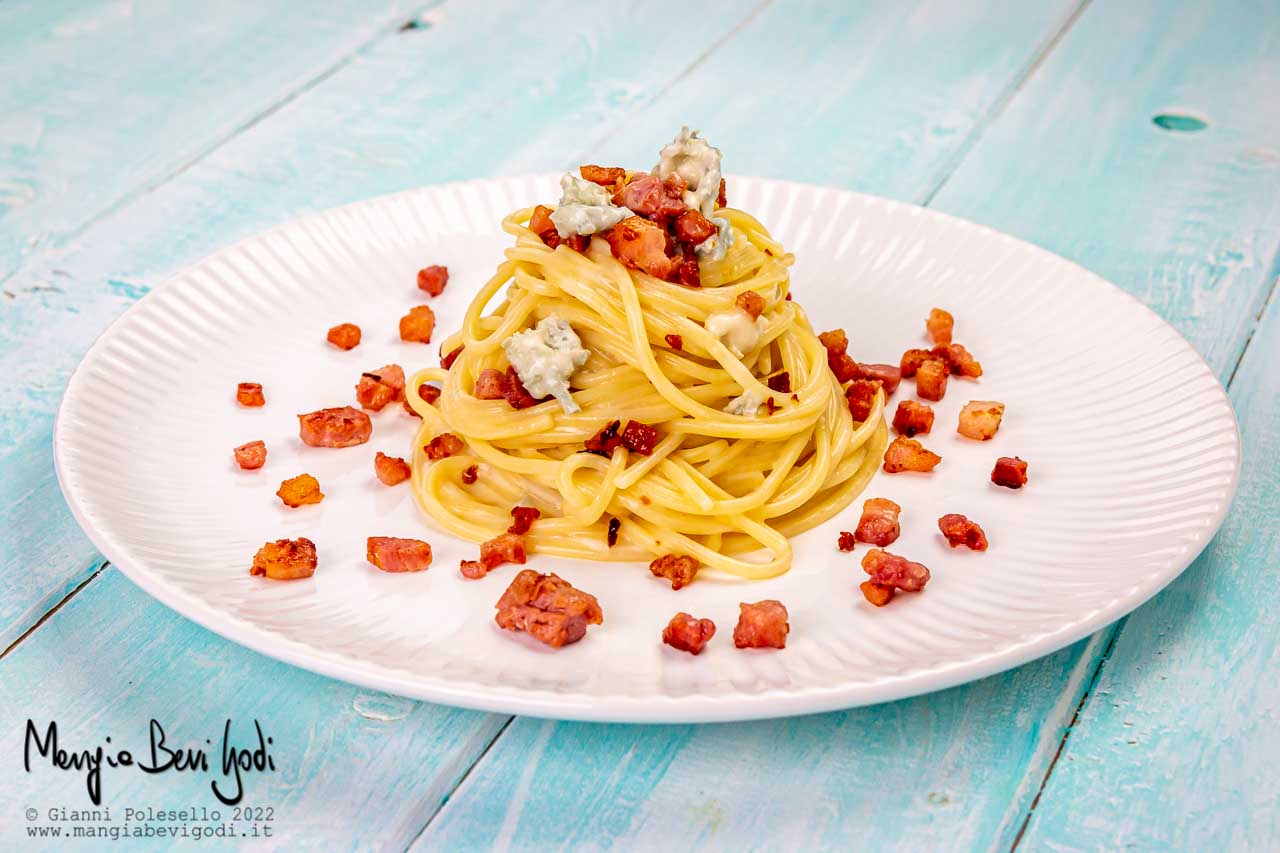 Pasta con gorgonzola e pancetta