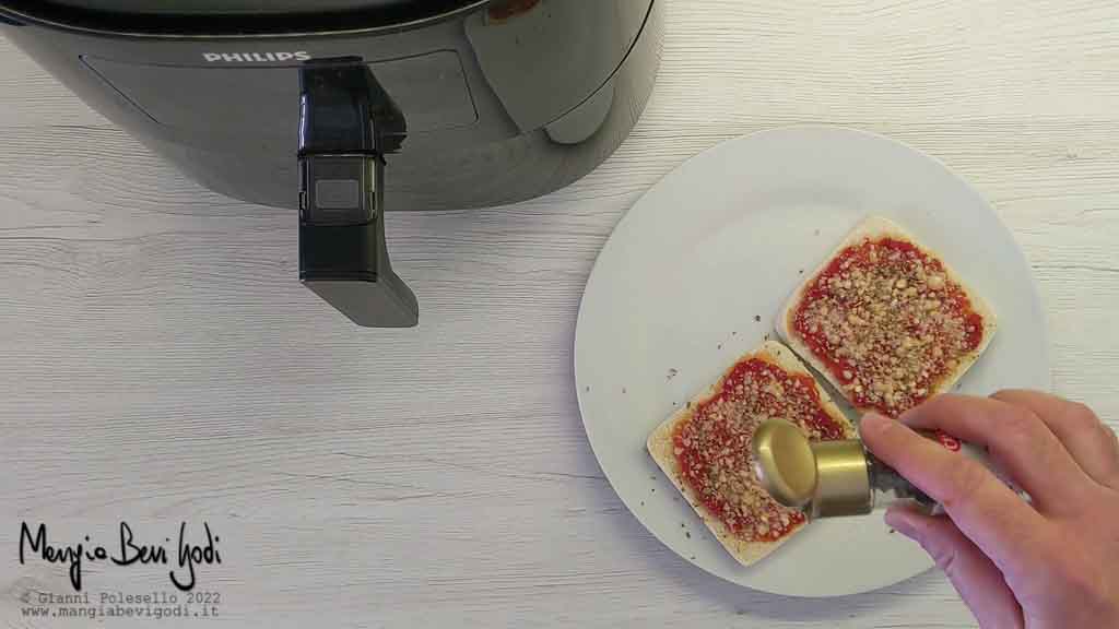 aggiungere origano alle pizzette margherita