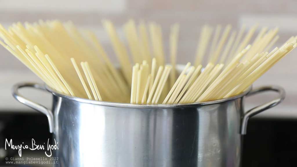 Bollire gli spaghetti per metà del tempo di cottura