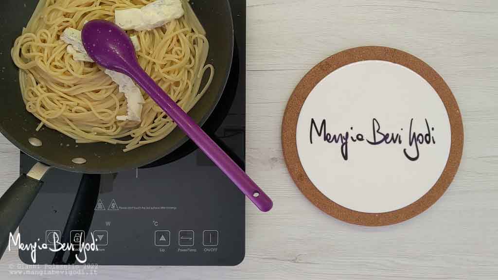 Mantecare la pasta con il gorgonzola