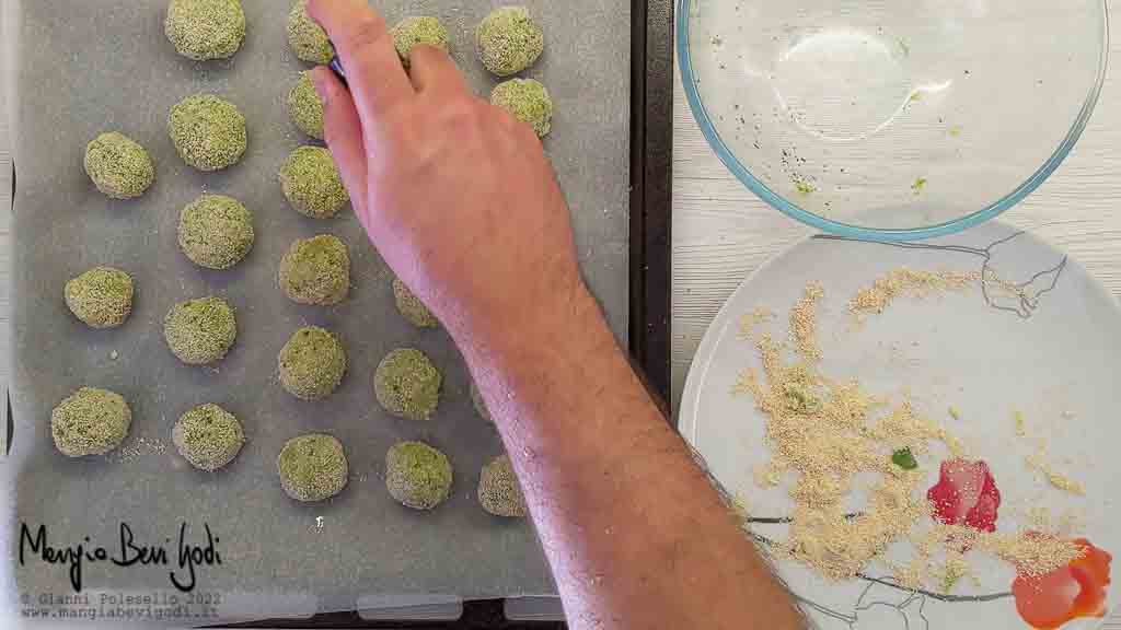 ungere le polpette e cuocerle in forno