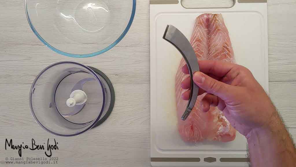 togliere le lische al pesce