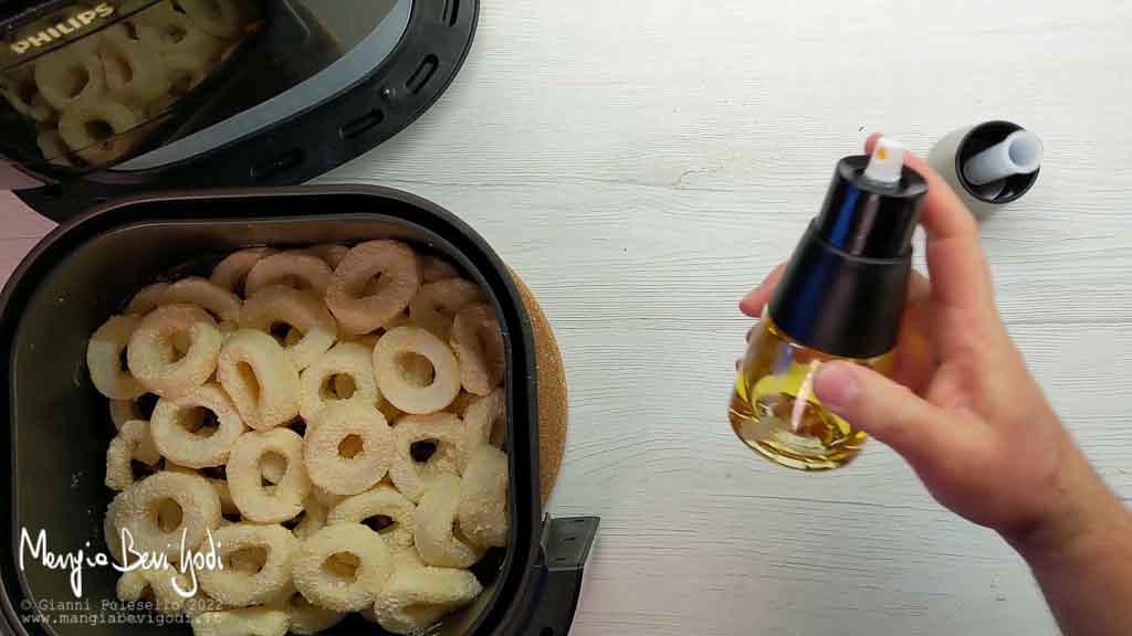spruzzare i totani di olio con un nebulizzatore