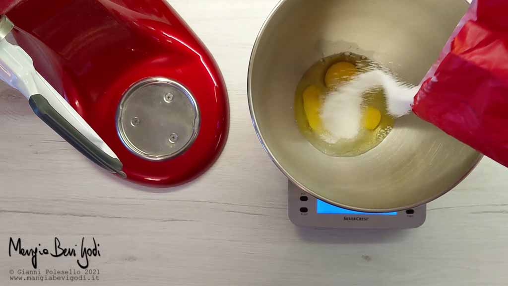 impastare le uova con lo zucchero