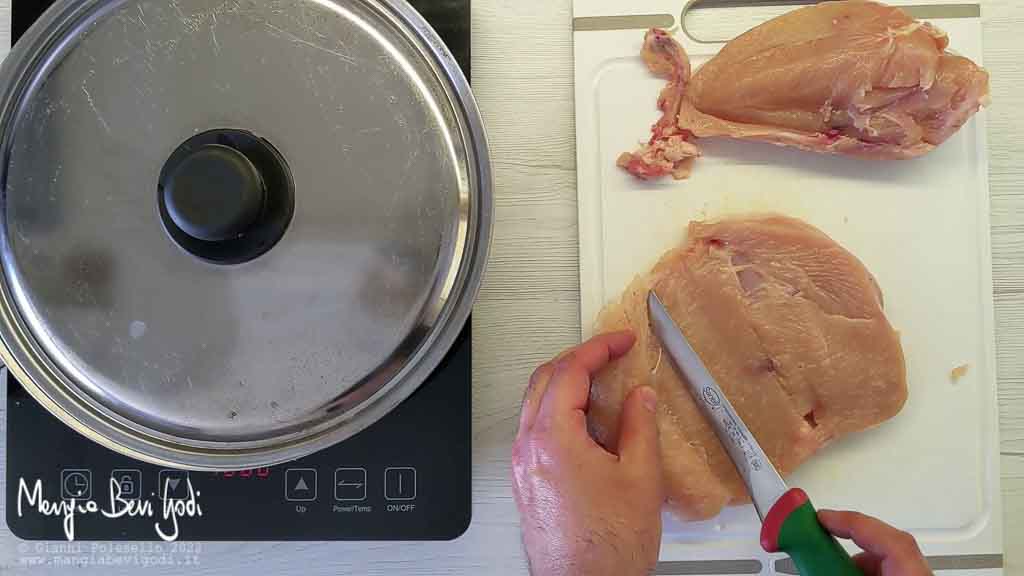 tagliare il petto di pollo