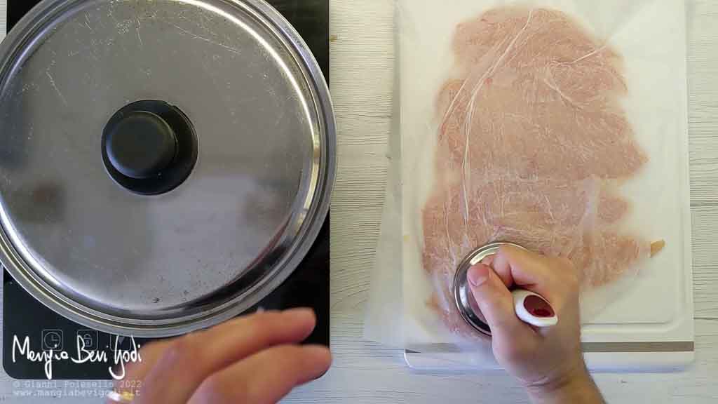 battere il petto di pollo con un batticarne