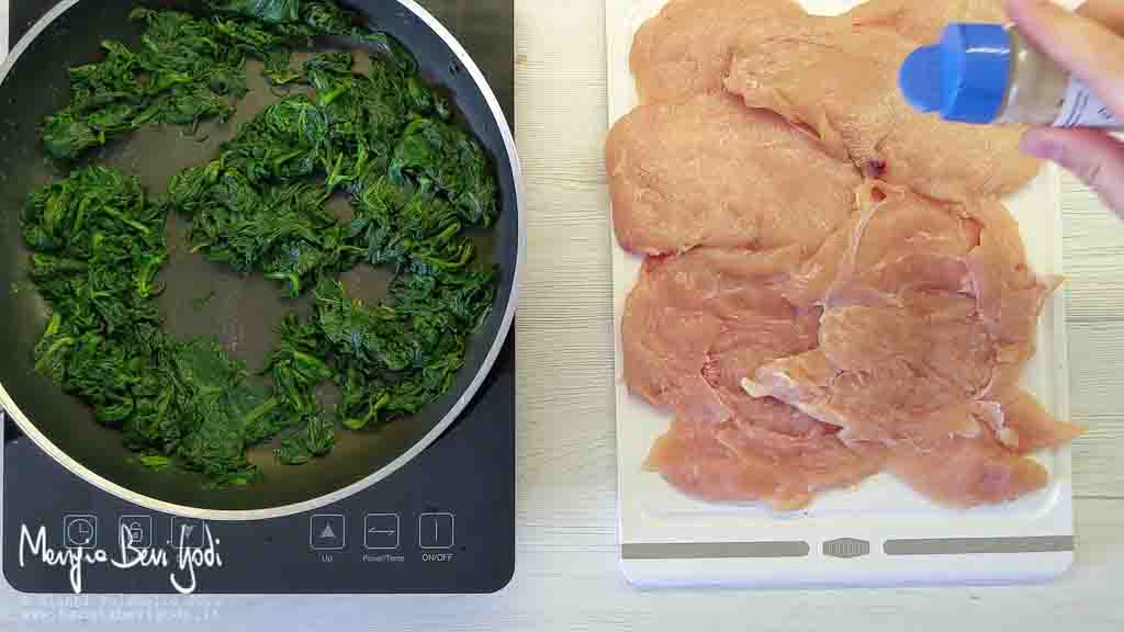 aggiungere sale e aglio in polvere al pollo