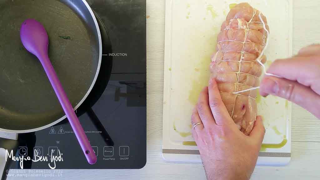 legare il rotolo di pollo con spinaci